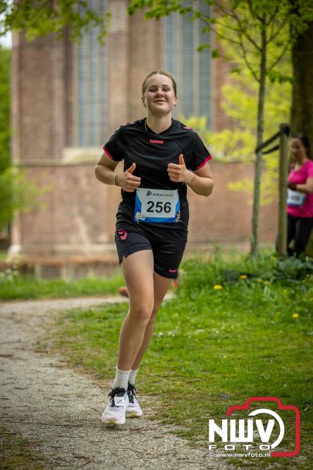Volle terrassen, bruisende kleedjesmarkt en sportieve Wallenloop: Elburg leeft tijdens koningsdag! - &copy; NWVFoto.nl
